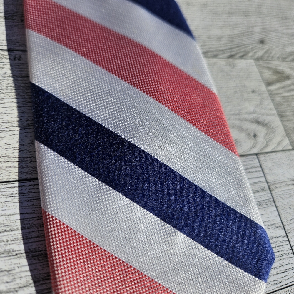 Nautica Men's Tie Necktie 74% Silk 26% Cotton Red Off-White Blue Striped
